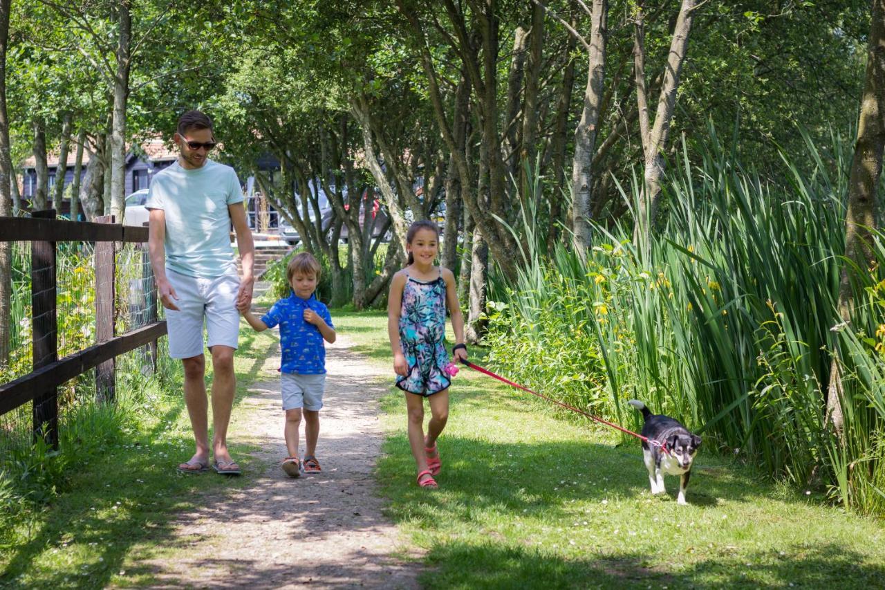 The Lakes Rookley Kültér fotó Family walking in the park