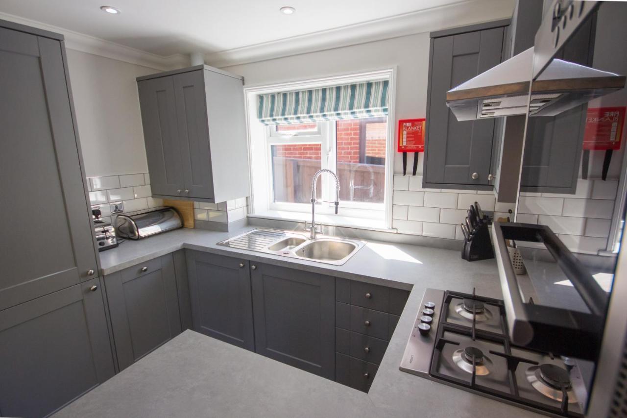 The Lakes Rookley Kültér fotó A modern kitchen
