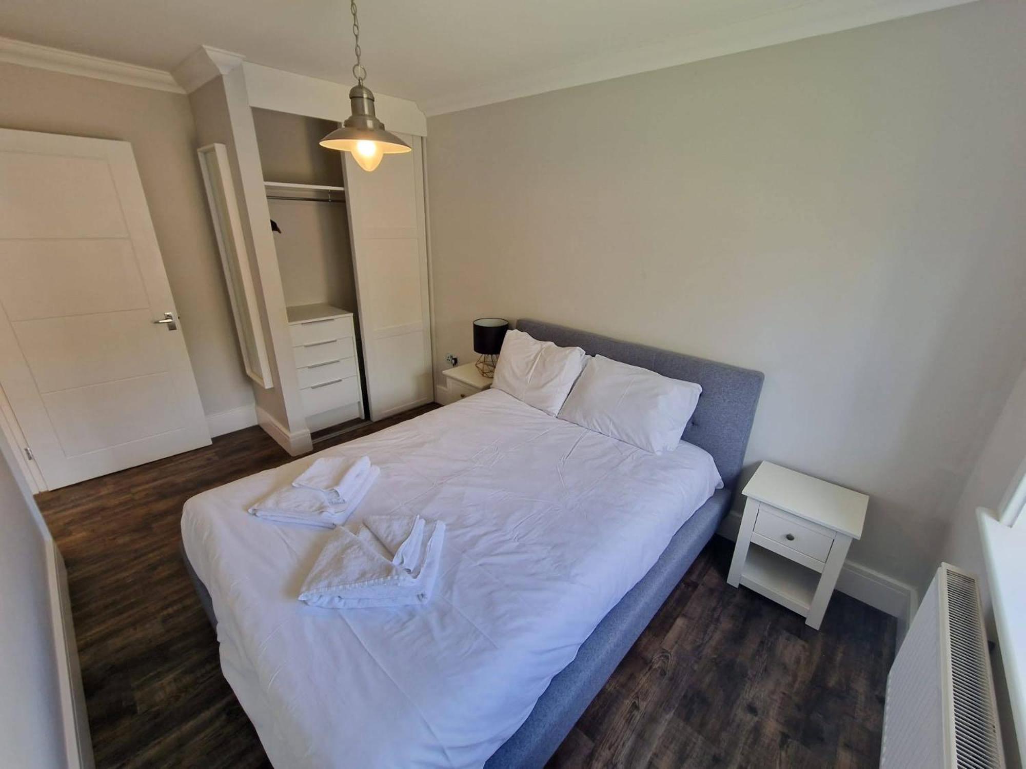 The Lakes Rookley Kültér fotó A bedroom in a serviced apartment