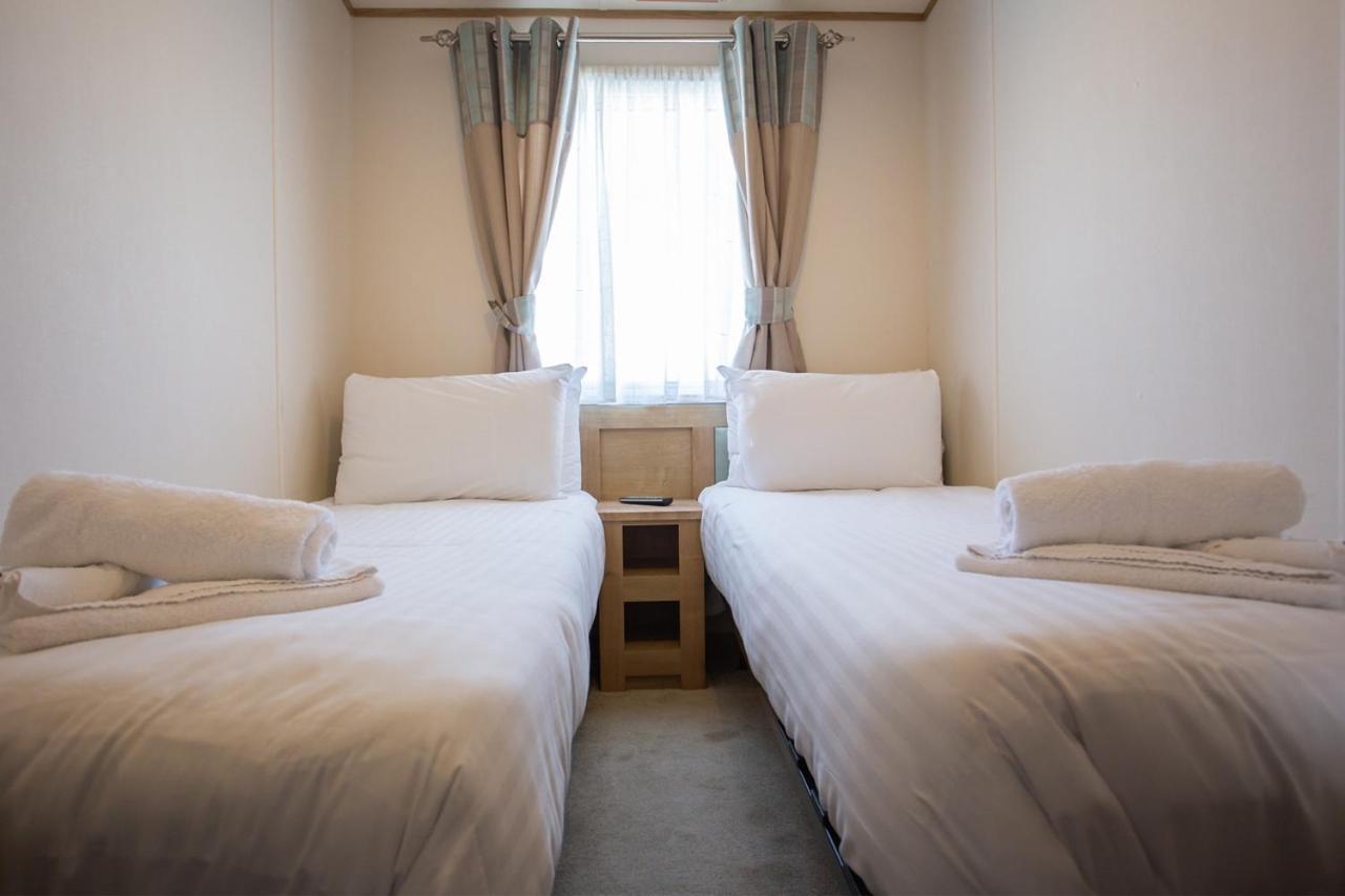 The Lakes Rookley Kültér fotó A room at a capsule hotel in Tokyo
