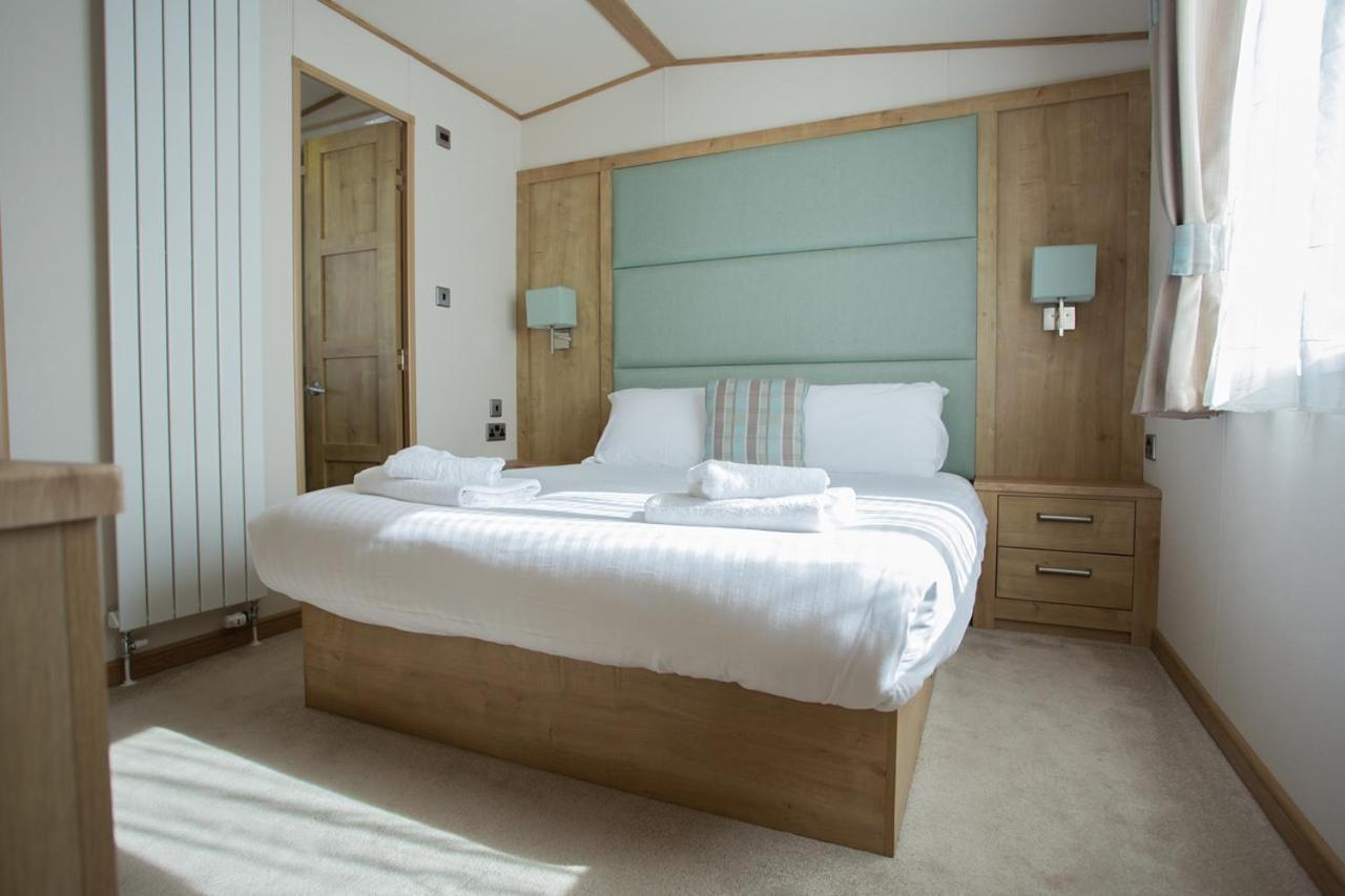 The Lakes Rookley Kültér fotó A bedroom in a static