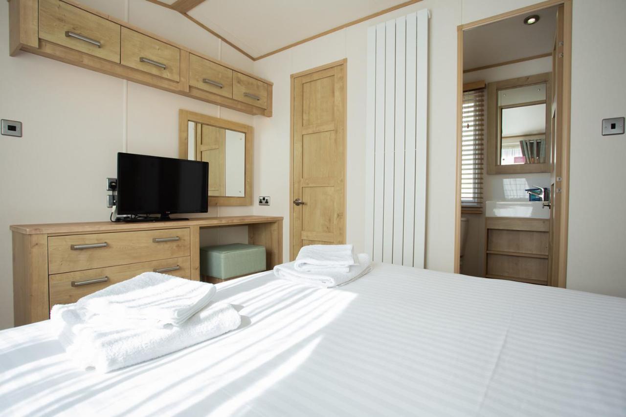 The Lakes Rookley Kültér fotó A bedroom in a static