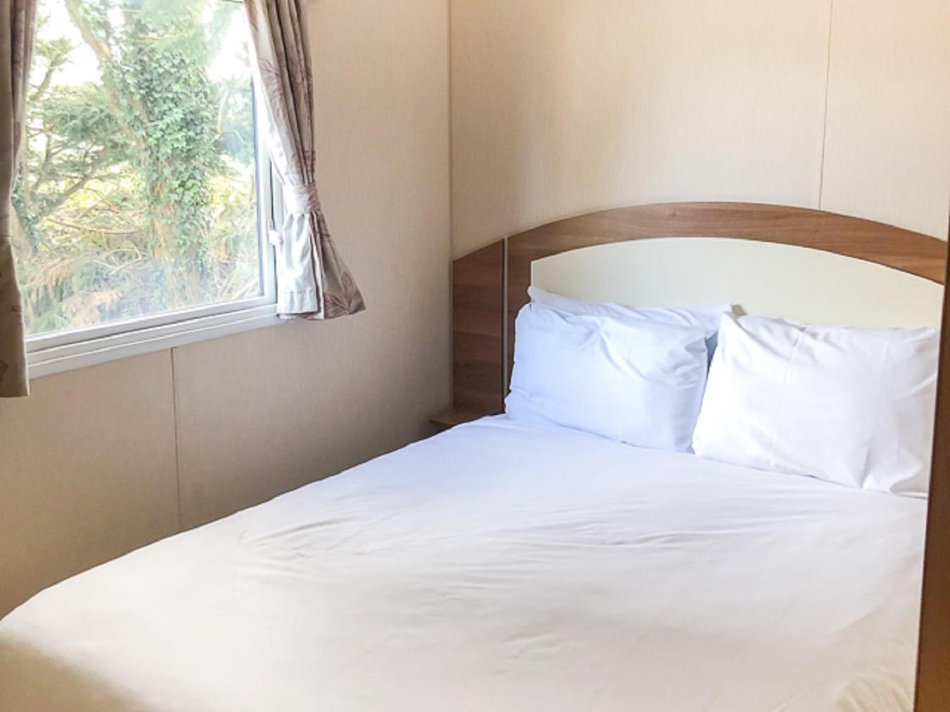 The Lakes Rookley Szoba fotó A double bed in a static