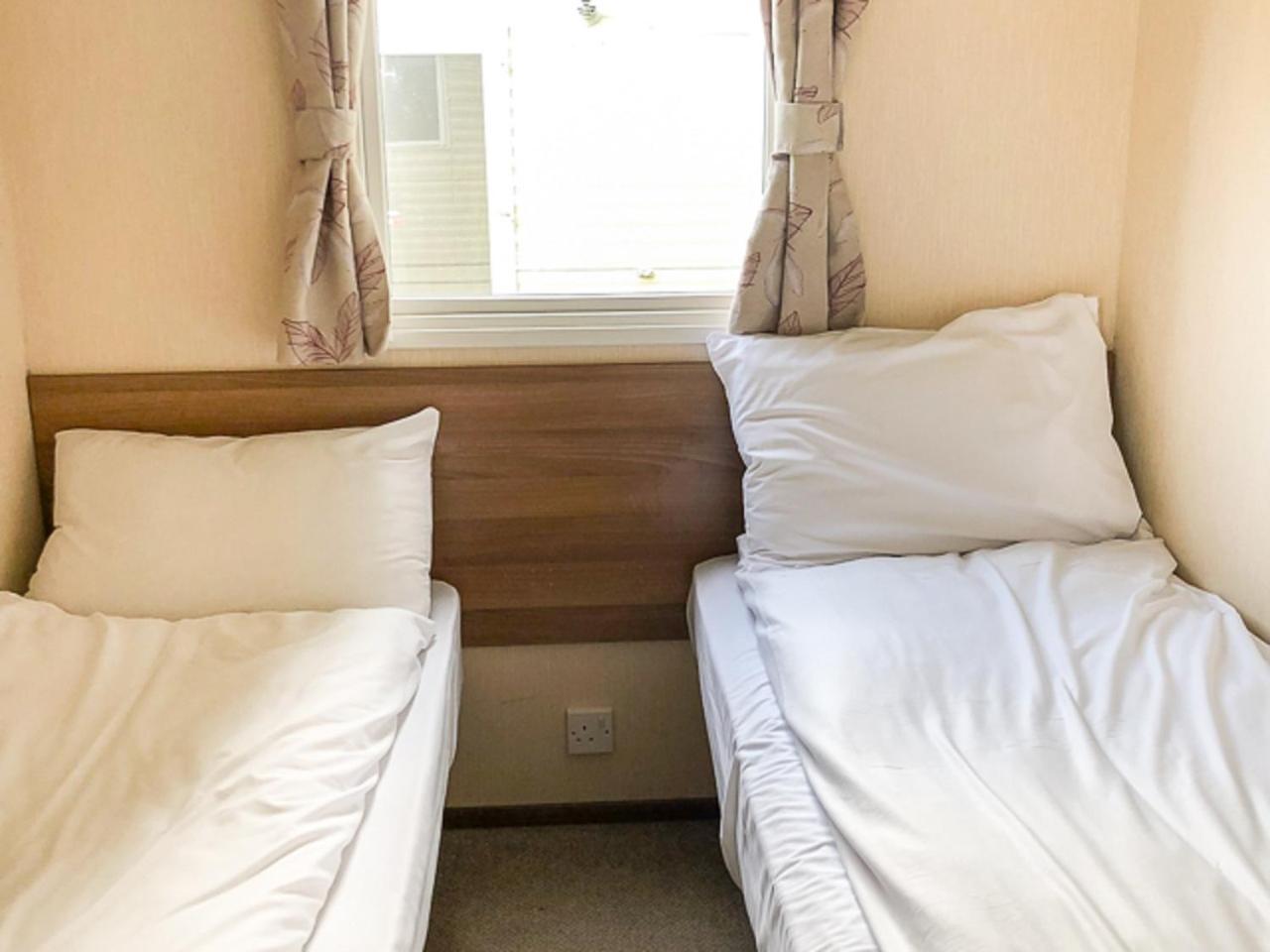 The Lakes Rookley Szoba fotó Twin beds