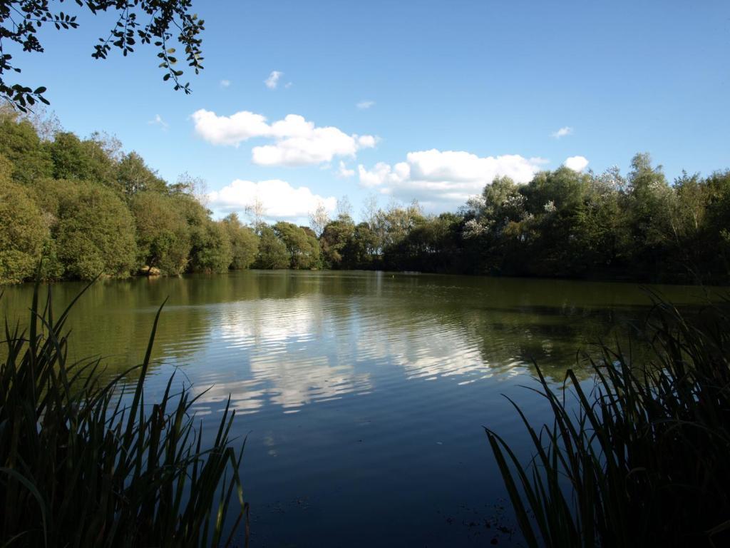 The Lakes Rookley Kültér fotó The lake at the centre of the reserve