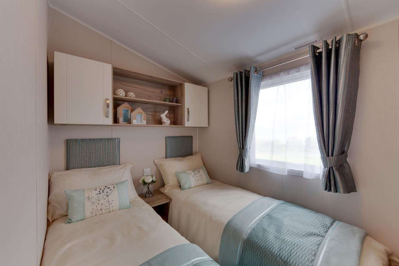The Lakes Rookley Kültér fotó A bedroom in a static