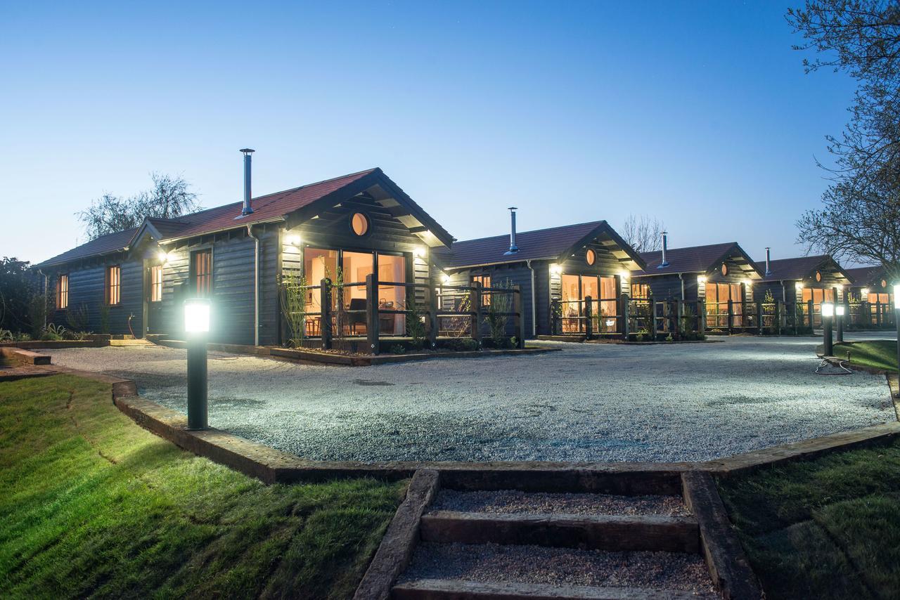 The Lakes Rookley Kültér fotó The Lodge at night
