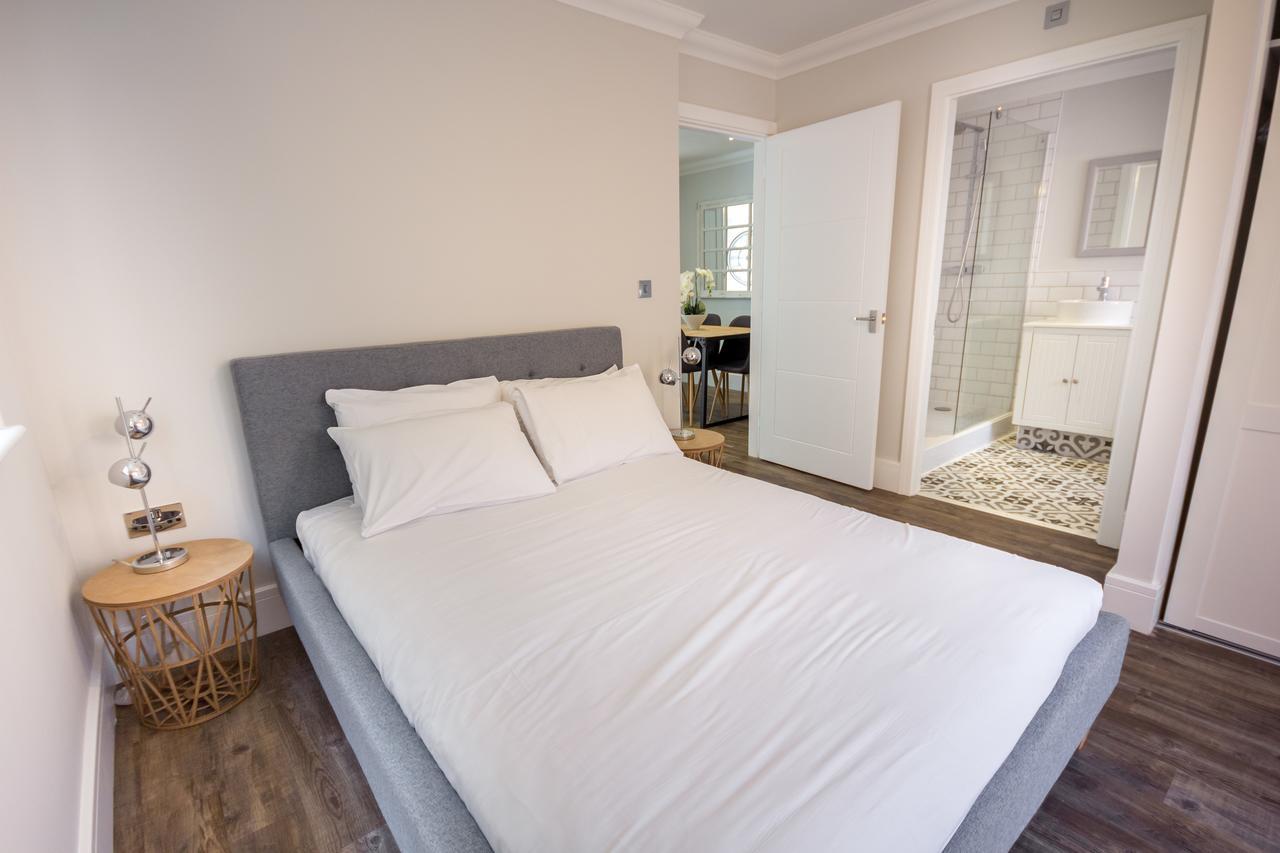 The Lakes Rookley Kültér fotó A bedroom in a serviced apartment in London