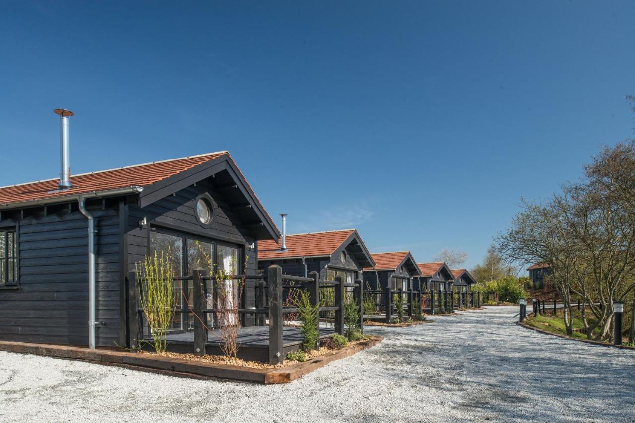 The Lakes Rookley Kültér fotó The new lodges at the park