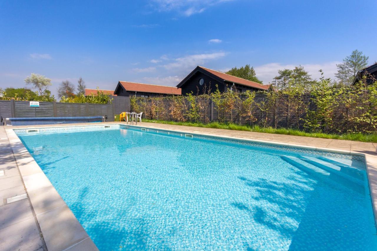The Lakes Rookley Kültér fotó The swimming pool at the school
