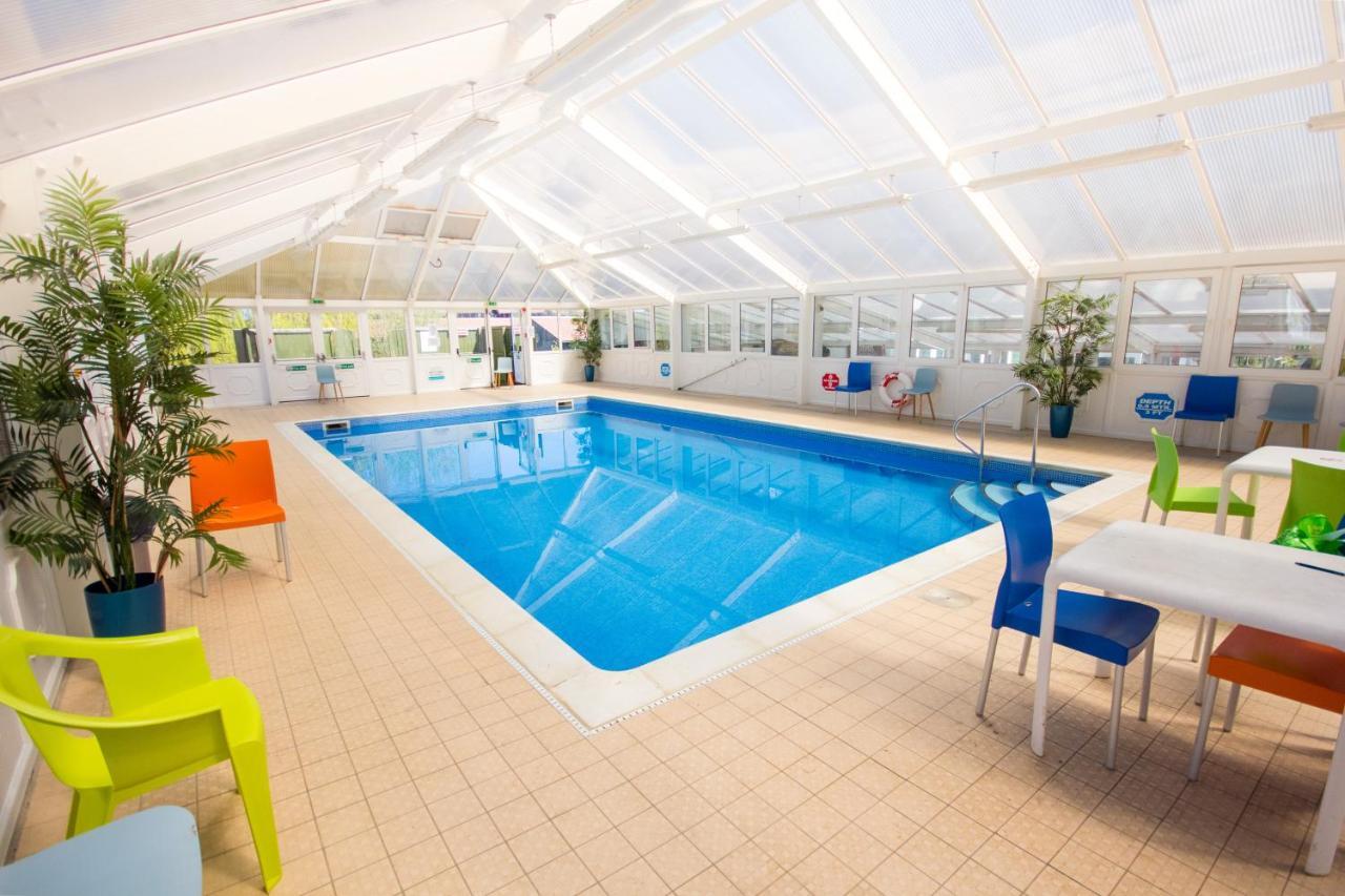 The Lakes Rookley Kültér fotó The swimming pool at the leisure centre