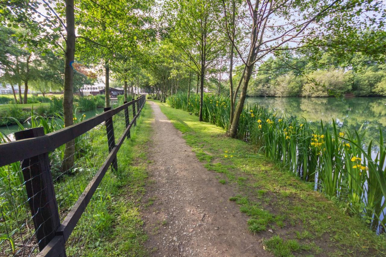 The Lakes Rookley Kültér fotó The path around the lake