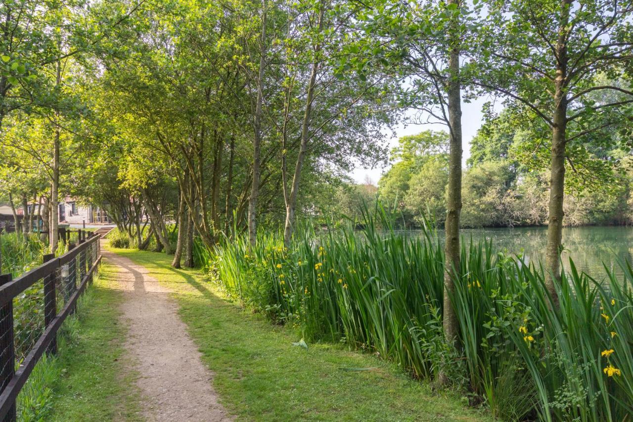 The Lakes Rookley Kültér fotó The lake at the centre of the park